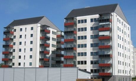 Två moderna svenska flerbostadshus med balkonger och röda räcken
