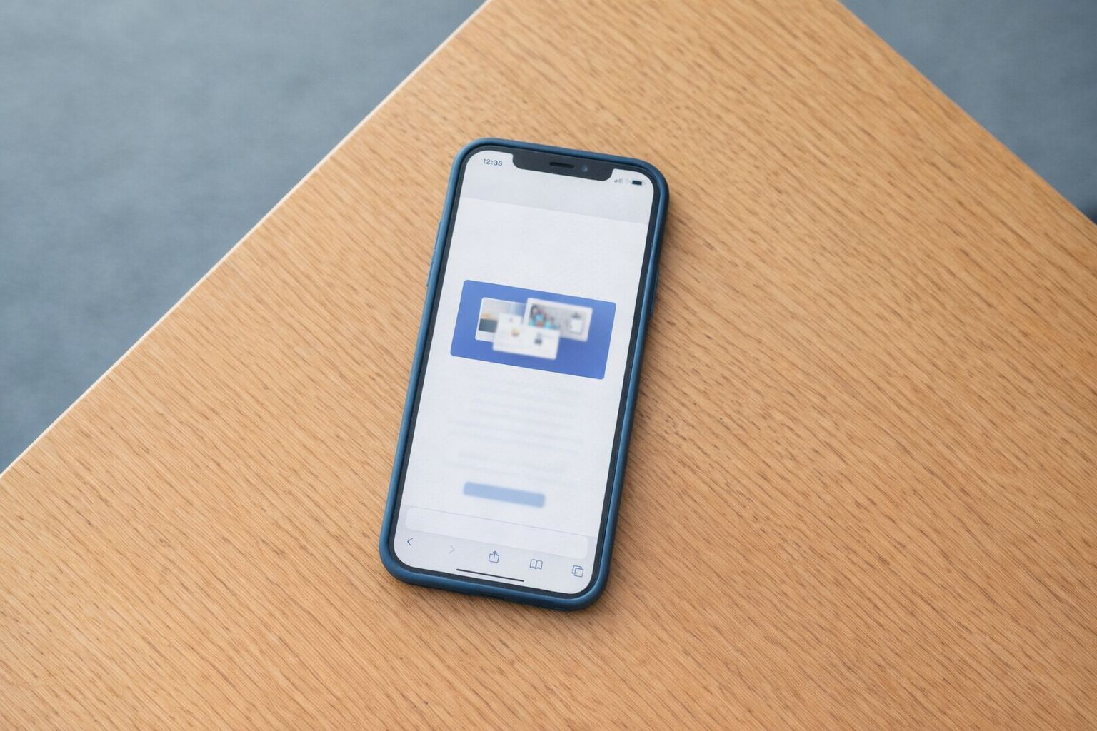 En smartphone på ett träbord som visar en webbplats för e-postmarknadsföring.